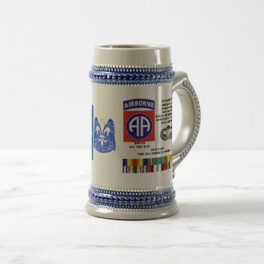 Verlovingen van de 82e luchtafdeling bierpul (Voorkant rechts)