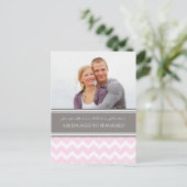 Verlovingsaankondiging Foto Postcard Roze Grijs Aankondigingskaart (Staand voorkant)