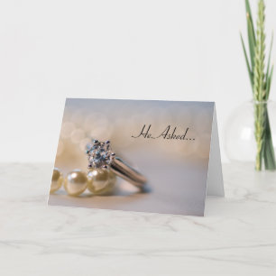 Verlovingsaankondiging met diamanten ring en parel aankondiging