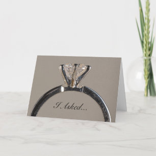 Verlovingsaankondiging met diamanten ring op grijz aankondiging