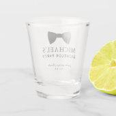 Verlovingsfeest in zwarte smoking shot glas (Achterkant)