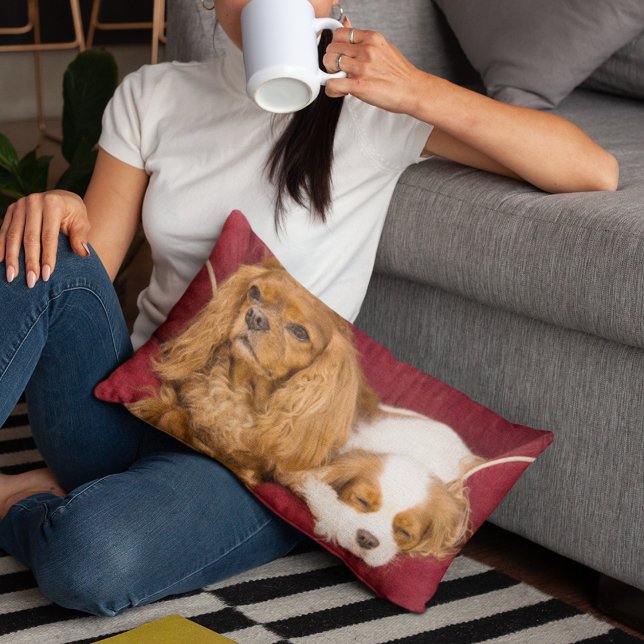 Vermoeide Cavalier King Charles Spaniels Lenden Ku Kussen (Cozy up with Horatio and Princess Fiona on this charming lumbar pillow.)