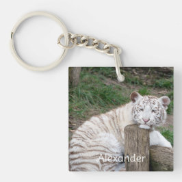 Vermoeide slaperige witte tijger rust op boomstamm sleutelhanger