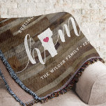 Vermont Home State Personalized Rustic Wood Kijk u Deken<br><div class="desc">Show een beetje trots op de thuisstaat met deze schattige luxe houtplank met een deken die "thuis" is voorzien in een wit kalligrafiekschrift met een silhouetekaart van de staat Vermont die voor de letter "O." staat. Een roze hartillustratie in de staatskaart voltooit het ontwerp; u kunt de positie van het...</div>