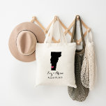 Vermont Wedding Welkom Tote Bag<br><div class="desc">Welkom uit de stadsuittrouwgasten met een tas vol snacks en een persoonlijke behandeling met de staat waar je gaat trouwen, de bruid- en bruinnamen en de trouwdatum. Klik op Aanpassen om het hart te verplaatsen naar elke stad of locatie op de staatskaart. Gebruik de ontwerphulpmiddelen om de monogram tekstdoopvonten en...</div>