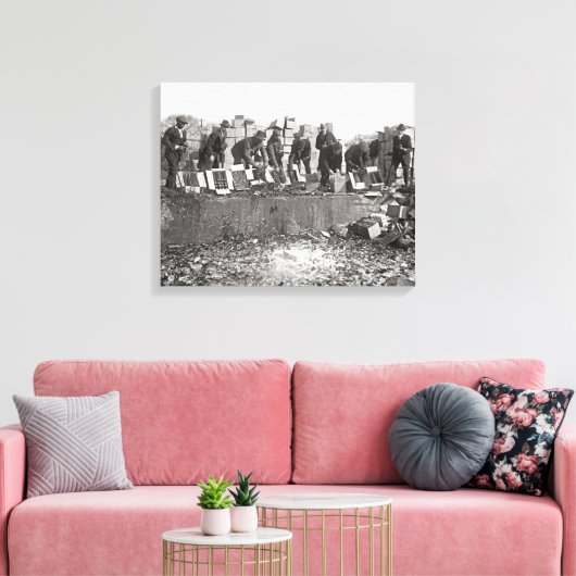 Vernietiging van de drank, 1923 canvas afdruk (Insitu (Woonkamer))