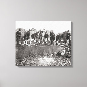 Vernietiging van illegale drank, 1923 canvas afdruk