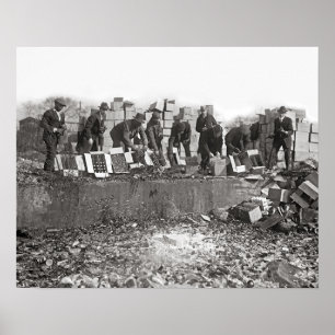 Vernietiging van illegale drank, 1923. Oude foto Poster