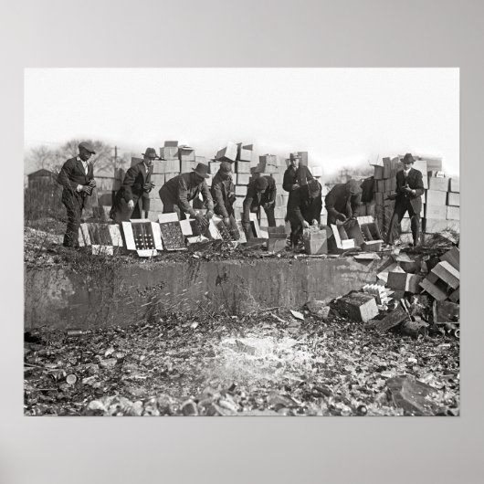 Vernietiging van illegale drank, 1923. Oude foto Poster (Voorkant)