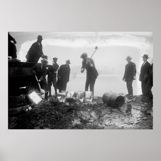 VERNIETIGING VAN LIQUOR DOOR FEDERALE AGENTEN 1923 POSTER (Voorkant)