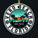Vero Beach Florida Palm Tree Retro Sunset Souvenir Keramisch Ornament<br><div class="desc">Vero Beach Florida Palm Tree Retro Sunset Souvenir Keramisch Ornament . Vero Beach Florida stranden. Dit retro  ontwerp is voor surfen,  kamperen. vakantie retro ontwerp. U kunt het geven als een kerstcadeau aan alle baai- en strandliefhebbers.</div>