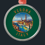 Verona Italië Retro Distressed Circle Metalen Ornament<br><div class="desc">Verona retro vector reisontwerp. Verona is een stad in het noorden van de Italiaanse regio Veneto,  met een middeleeuwse oude stad gebouwd tussen de meanderende Adige rivier. Het is beroemd om de setting van Shakespeare's "Romeo en Julia."</div>
