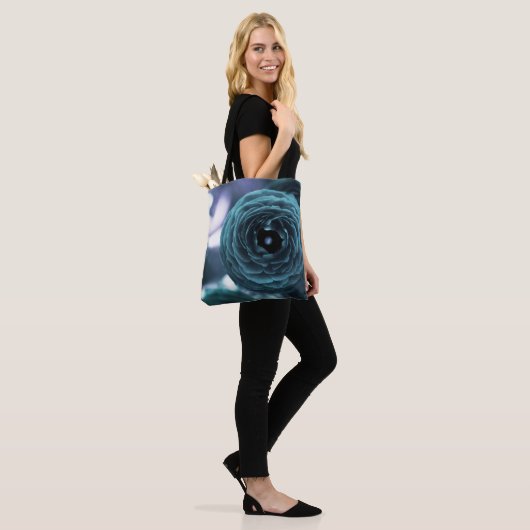 Verouderde Aqua Bloem Tote Tas (Op model)