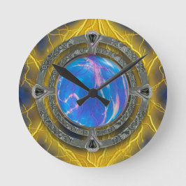 Verouderde mystieke koepel van magische putten en  ronde klok