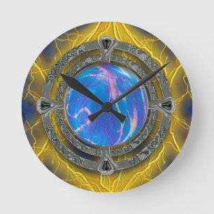 Verouderde mystieke koepel van magische putten en ronde klok