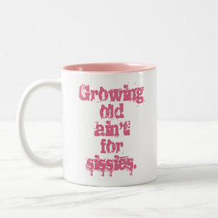 Verouderen is niets voor watjes in roze letters tweekleurige koffiemok