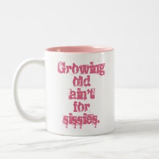 Verouderen is niets voor watjes in roze letters tweekleurige koffiemok