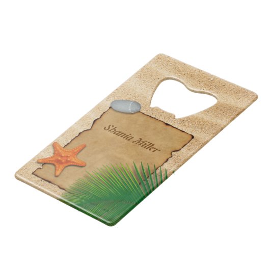 Verpakking op de zand-achtergrond - Bottelopener Creditkaart Flessenopener (Voorkant Gekanteld)