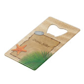 Verpakking op de zand-achtergrond - Bottelopener Creditkaart Flessenopener (Achterkant Gekanteld)