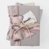 Verpakt in een roze strik inpakpapier vel (In situ)