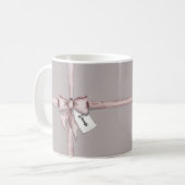 Verpakt in een roze strik koffiemok (Voorkant links)