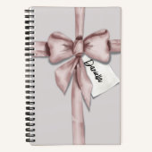 Verpakt in een roze strik notitieboek (Voorkant)