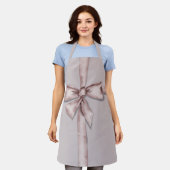 Verpakt in een roze strik schort (Gedragen)