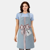 Verpakt in een roze strik schort (Gedragen)