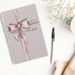 Verpakt in een roze strik - Sjabloon planner<br><div class="desc">Een schattige baby roze achtergrond met een aquarel stoffige roze strik gewikkeld recht over de voorkant.</div>