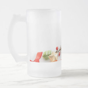 Verpakte kerstcadeaudoos met een rood lint matglas bierpul