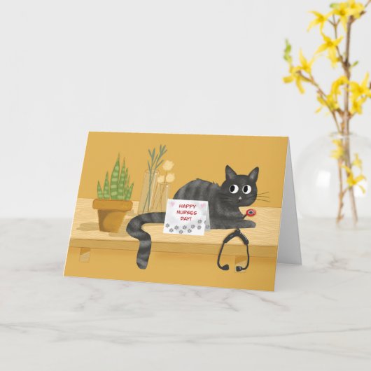 Verpleegdag Kat op tafel met stethoscoop en Plant Kaart (Gele Bloem)