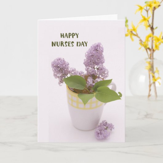 Verpleegdag met Lilacs in Coffee Cup Vase Kaart (Gele Bloem)