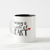 Verpleegkunde is een kunstwerk - Rode harten Tweekleurige Koffiemok (Voorkant links)