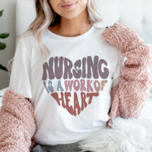 Verpleegkunde is een werk van het hart Retro Groov T-shirt