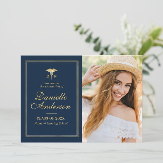 verpleegkundige afstudeeraankondiging met gouden l aankondiging (Staand voorkant)