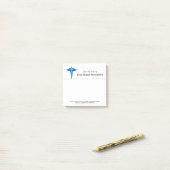 Verpleegkundige arts medische vertegenwoordiger na post-it® notes (Op bureau)