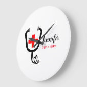 Verpleegkundige arts rood plus stethoscoop voeg na grote klok (Hoek)