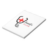 Verpleegkundige arts rood plus stethoscoop voeg na notitieblok (Linkerzijde)