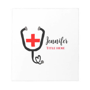 Verpleegkundige arts rood plus stethoscoop voeg na notitieblok