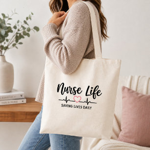 Verpleegkundige die dagelijks levens redt  tote bag