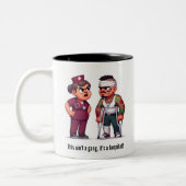 Verpleegkundige die de stoere Bende Lid Patiënt op Tweekleurige Koffiemok (Links)