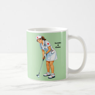 Verpleegkundige in uniform op het golfballetje sla koffiemok