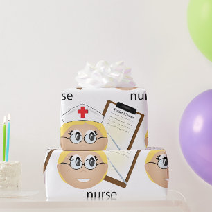 Verpleegkundige met medisch klembord en thermomete cadeaupapier