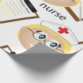 Verpleegkundige met medische klembord en thermomet cadeaupapier