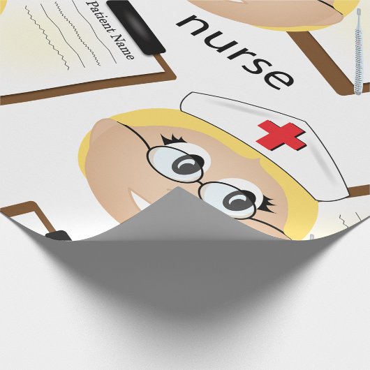 Verpleegkundige met medische klembord en thermomet cadeaupapier