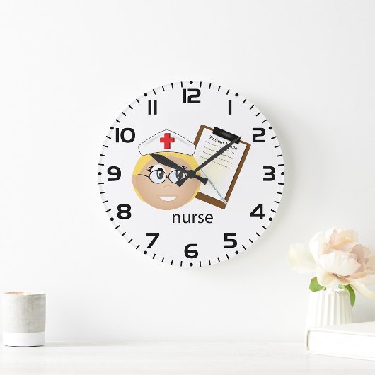 Verpleegkundige met medische klembord en thermomet grote klok