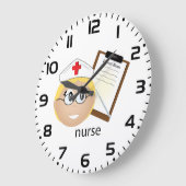 Verpleegkundige met medische klembord en thermomet grote klok (Hoek)