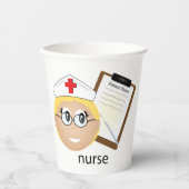 Verpleegkundige met medische klembord en thermomet papieren bekers (Voorkant)