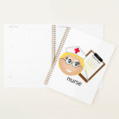 Verpleegkundige met medische klembord en thermomet planner