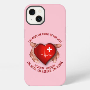 Verpleegkundige met rood hart in de handen iPhone 13 hoesje